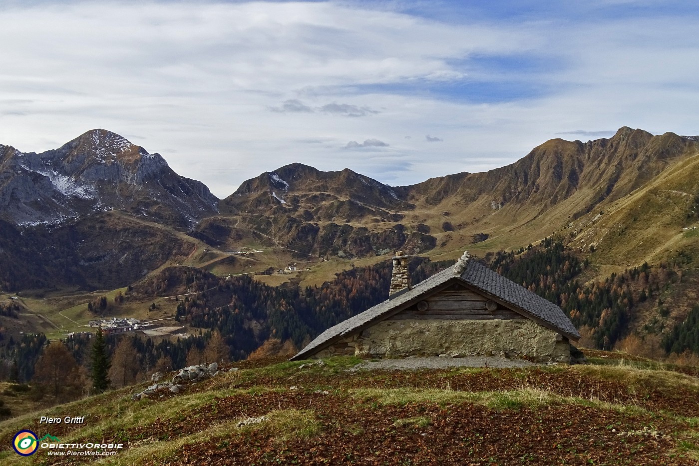 48 Baita del Buco con vista in S. Simone e Monti Cavallo e Siltri.JPG -                                